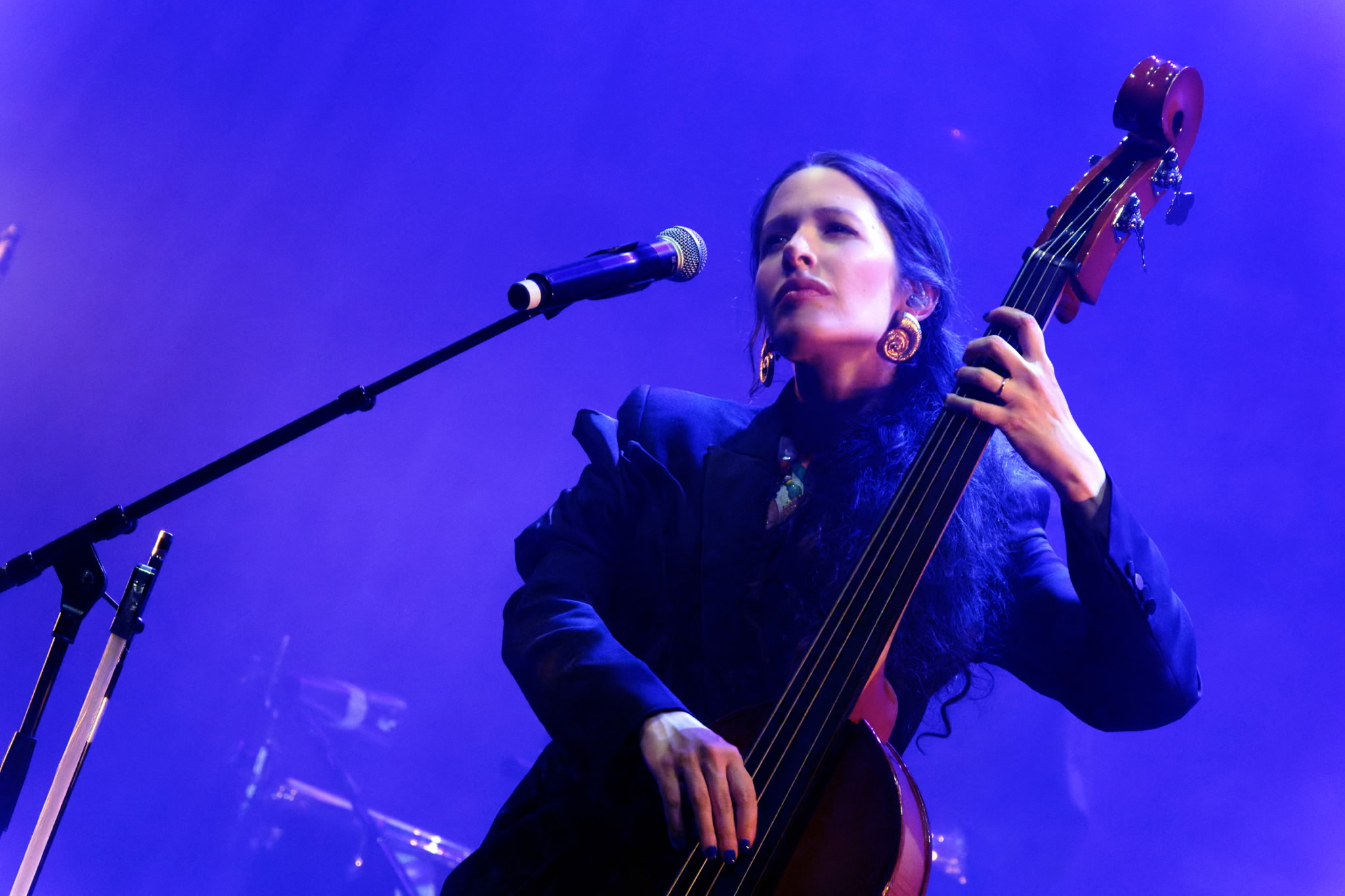 Ein Frau spielt Bass